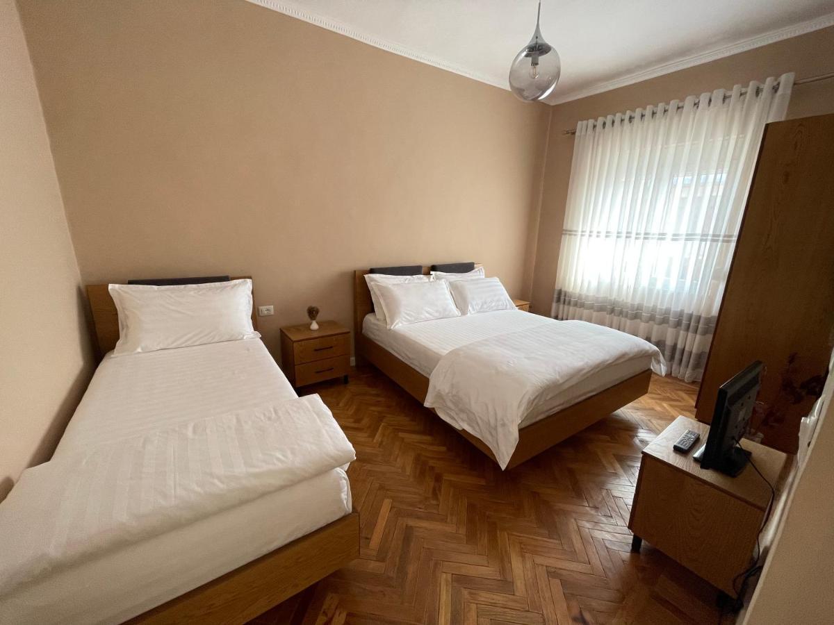 Joni & Joy Center Apartment بيرات المظهر الخارجي الصورة