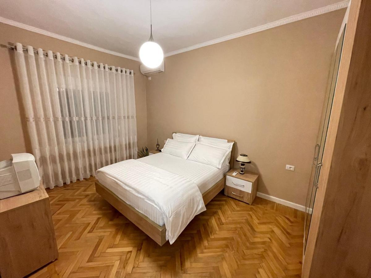 Joni & Joy Center Apartment بيرات المظهر الخارجي الصورة