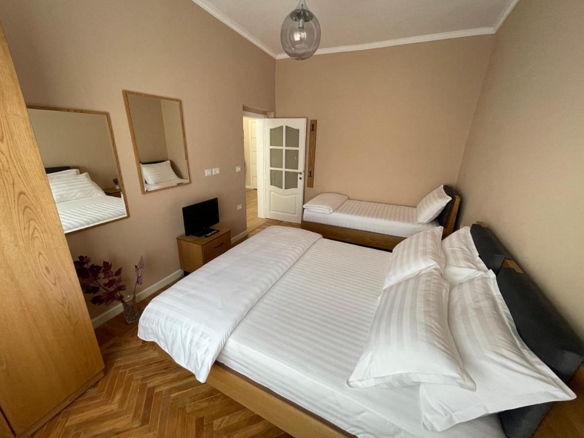 Joni & Joy Center Apartment بيرات المظهر الخارجي الصورة