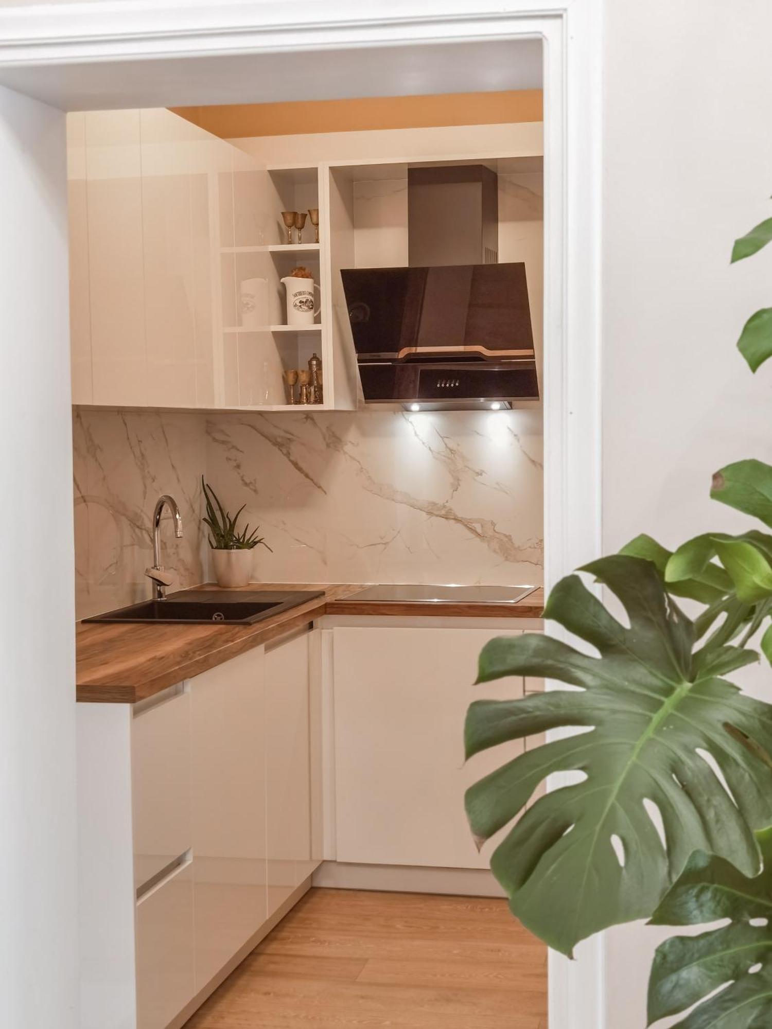 Joni & Joy Center Apartment بيرات المظهر الخارجي الصورة