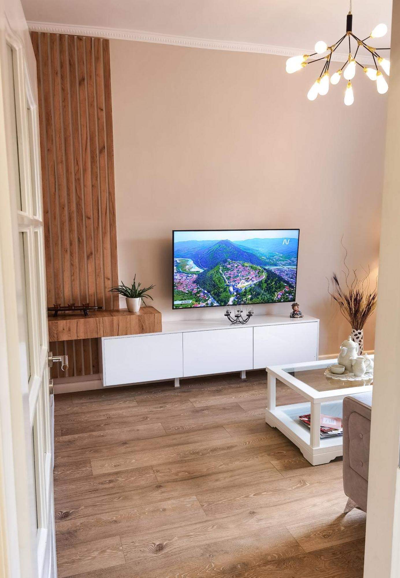 Joni & Joy Center Apartment بيرات المظهر الخارجي الصورة